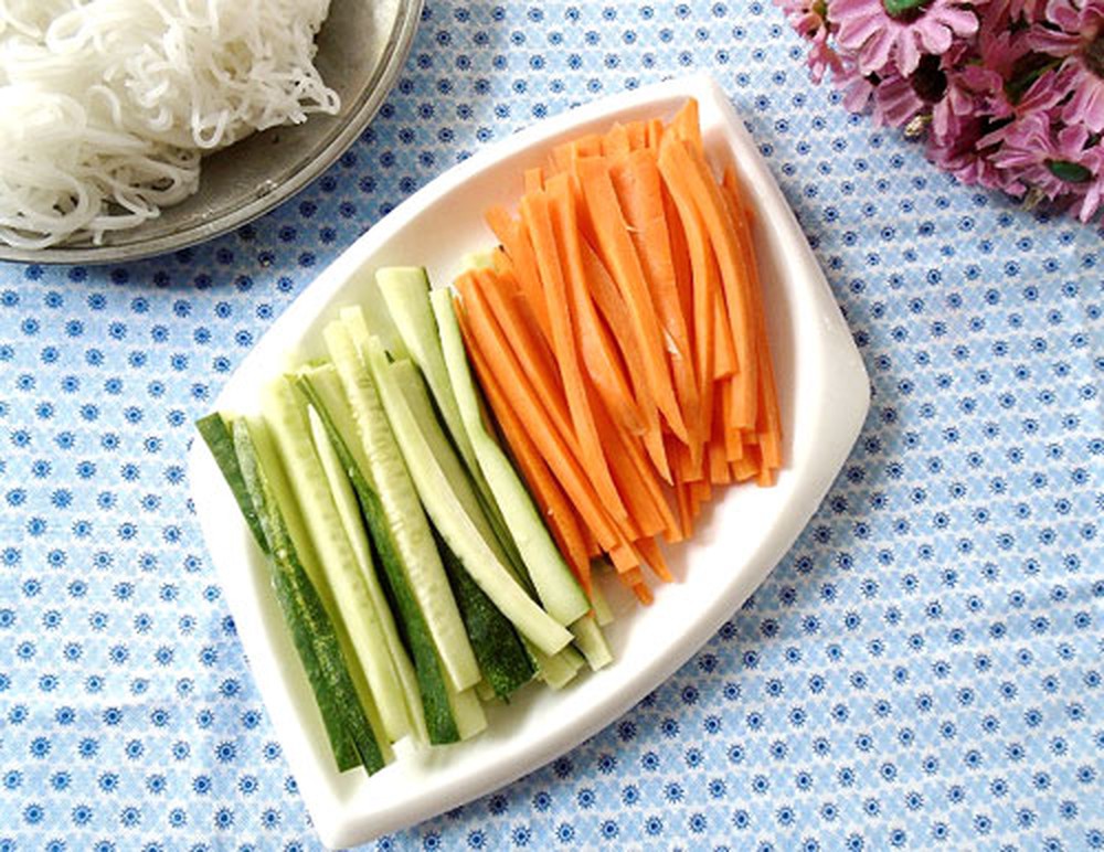 cắt sợi cà rốt và dưa leo